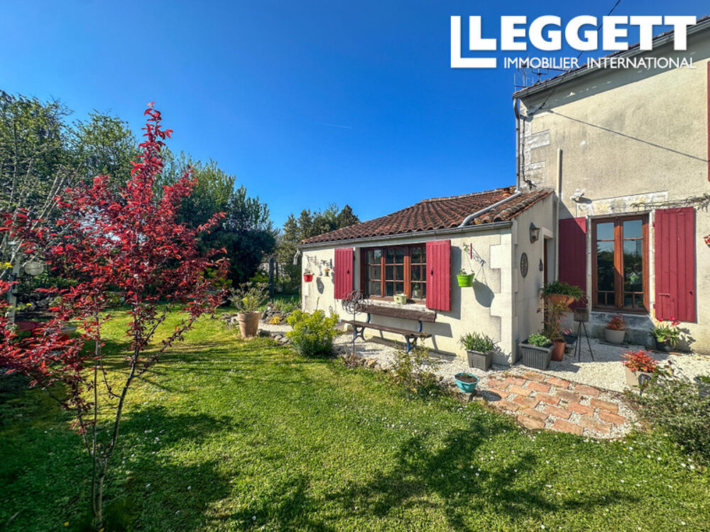 Maison individuelle avec 2 chambres, un studio indépendant , à distance de marche du centre de Cognac .