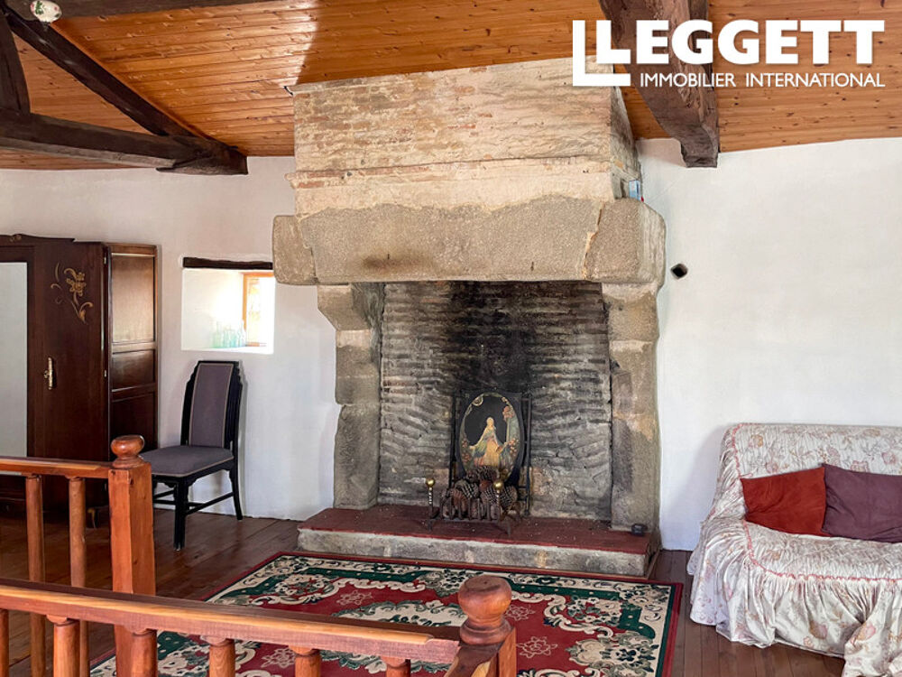 Maison ancienne en pierres, idéale résidence secondaire ou 1er achat, Argentonnay. Cour avec dépendance.