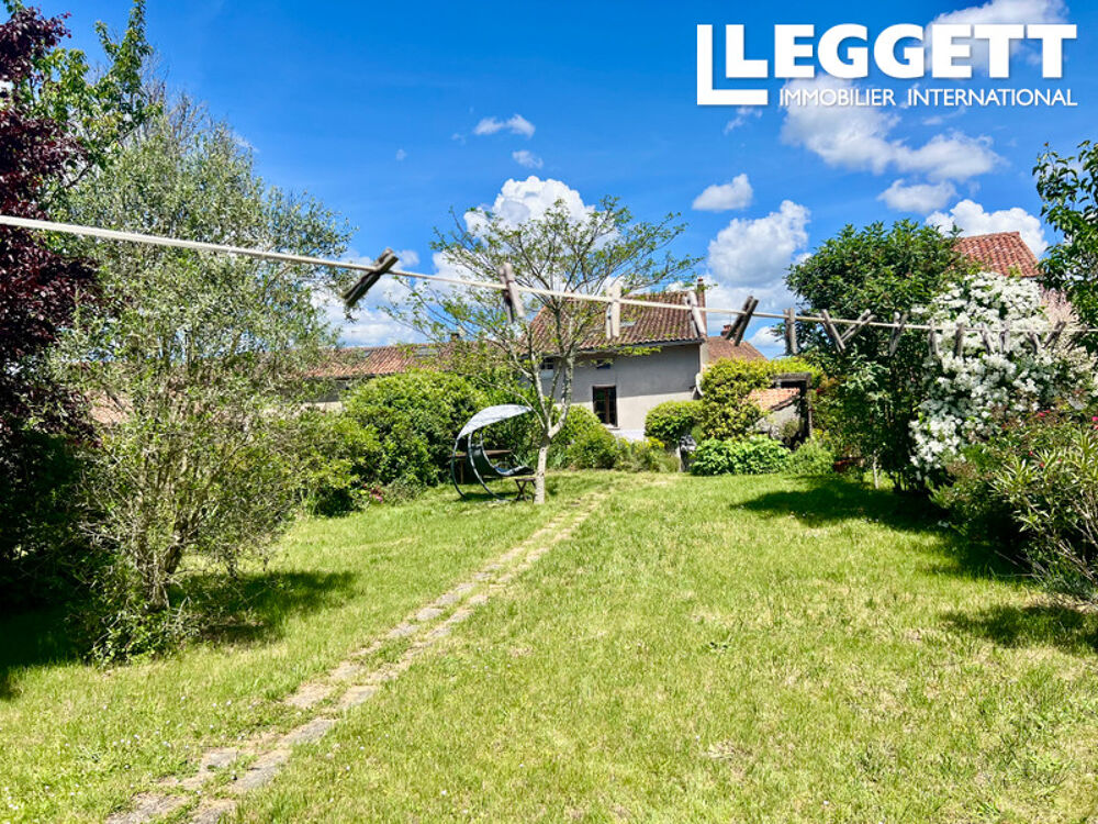 Fabuleuse propriété au c?ur d?un paisible village de Dordogne, avec garage et magnifique jardin.