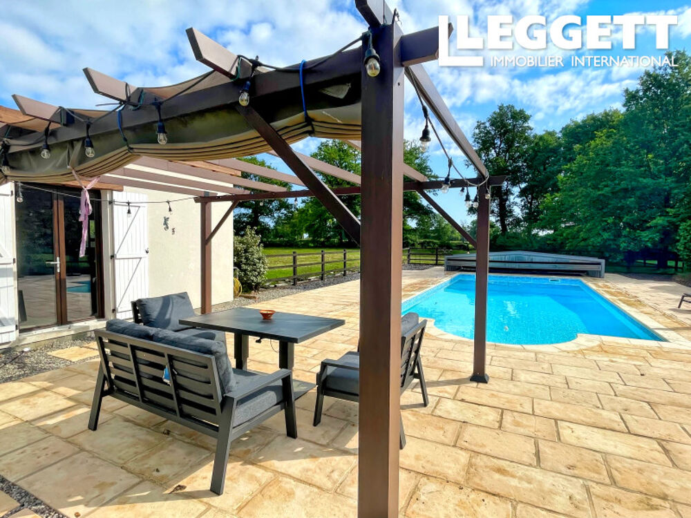 Maison de campagne de 4 chambres avec une annexe attenante de 2 chambres. Sur un terrain de 1,2 ha. Piscine