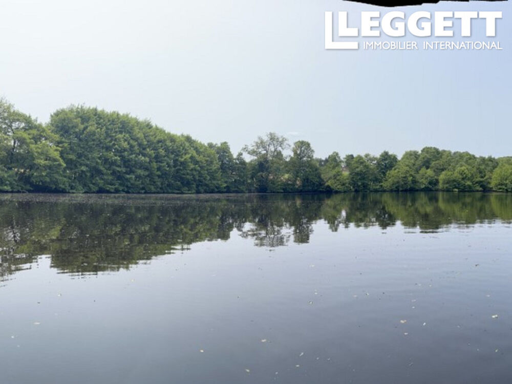 Etang privé de 300 ans, entouré de bois. Situé dans un cadre idyllique, propriété fermée.