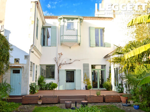   RARE. Maison bourgeoise de plus de 200m� en hypercentre de Marmande avec jardin, piscine, grange et garage Maison - 7 pi�ce(s) - 206 m�