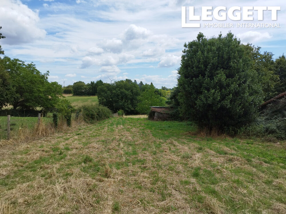 Vente Maison Propriété en pierre de trois chambres à rénover avec cour, garage et jardin séparé. Surin