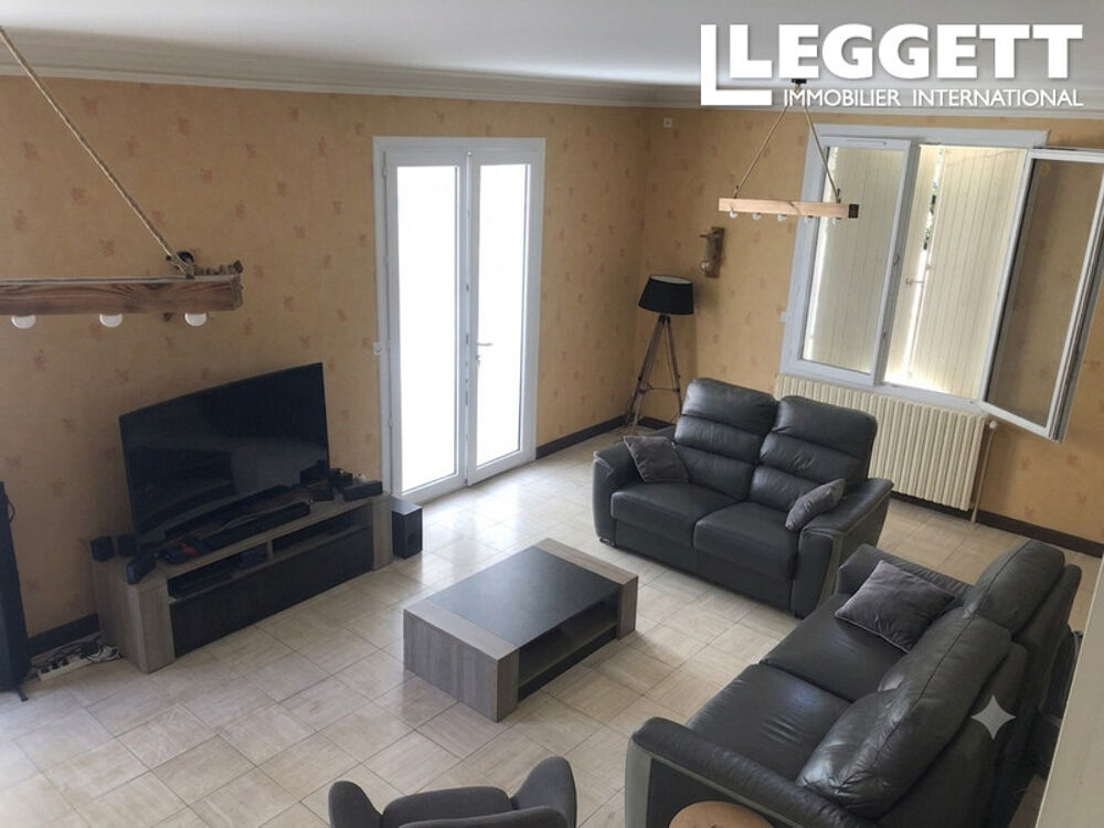 Vente Maison Maison familiale de 6 chambres avec terrain clos et grande piscine aux portes de Sauzé-Entre-Bois SauzÉ-vaussais