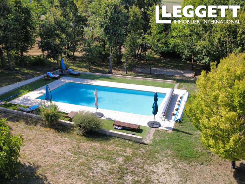 Charmante maison de campagne avec piscine, séchoir et jardins en périphérie d'un village.