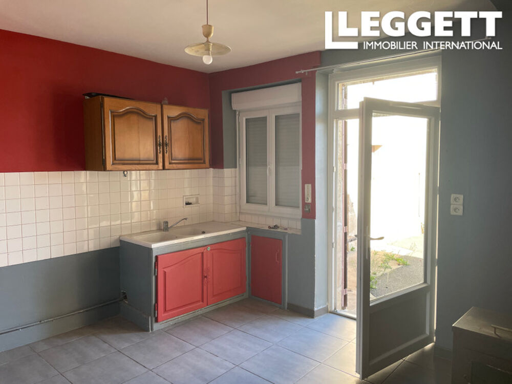 Vente Maison Maison familiale bien présentée, dotée de 3 chambres et d'une cour privée, située dans le bourg de Lignières. LigniÈres