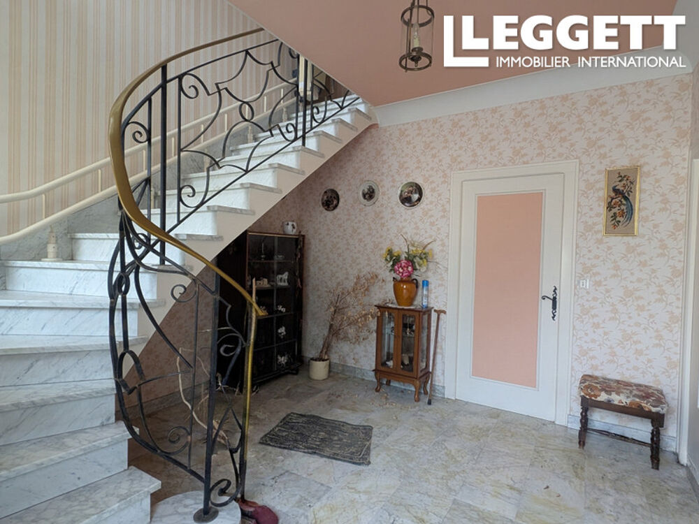 Maison de village de 5 chambres avec grange et ancien local commercial à Châlus