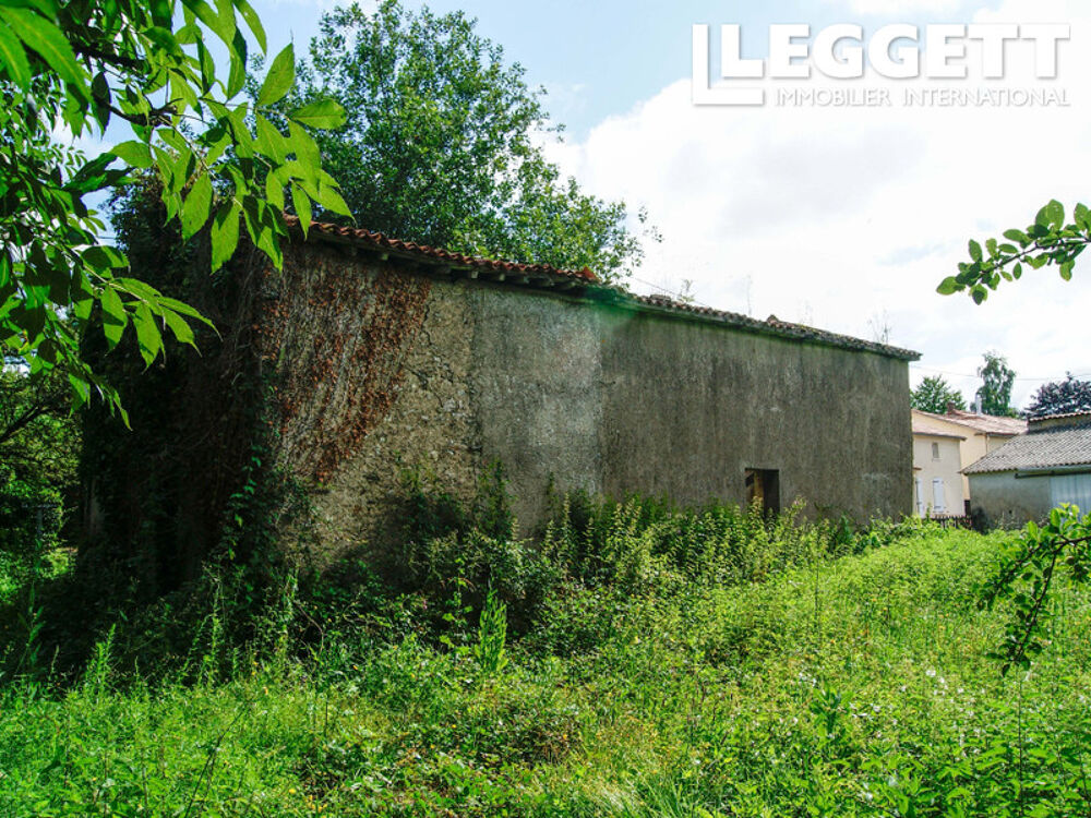 Ruine à rénover entièrement avec terrain, dans un petit hameau non loin de L'Absie. CU obtenu.