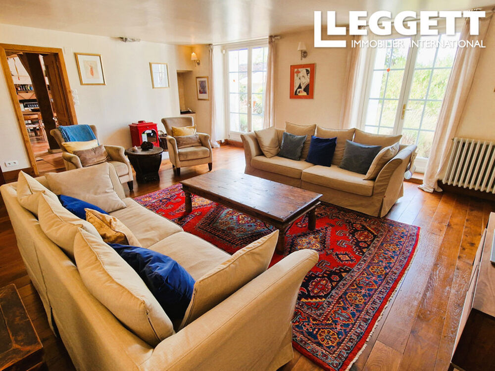 Maison de charme avec potentiel locatif, piscine, grange & 1 ha ? Proche Montguyon et Coutras
