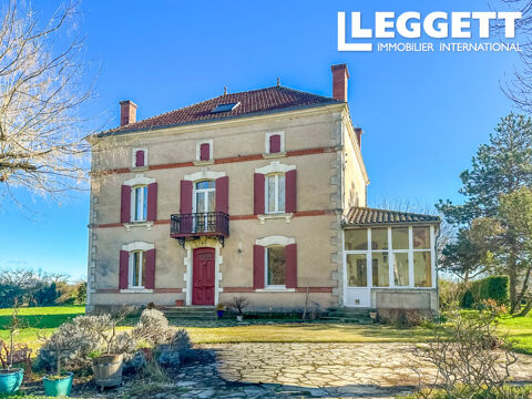   Superbe maison de maitre, avec piscine et d�pendances, nich�e dans un environnement calme et verdoyante. Maison - 6 pi�ce(s) - 350 m�