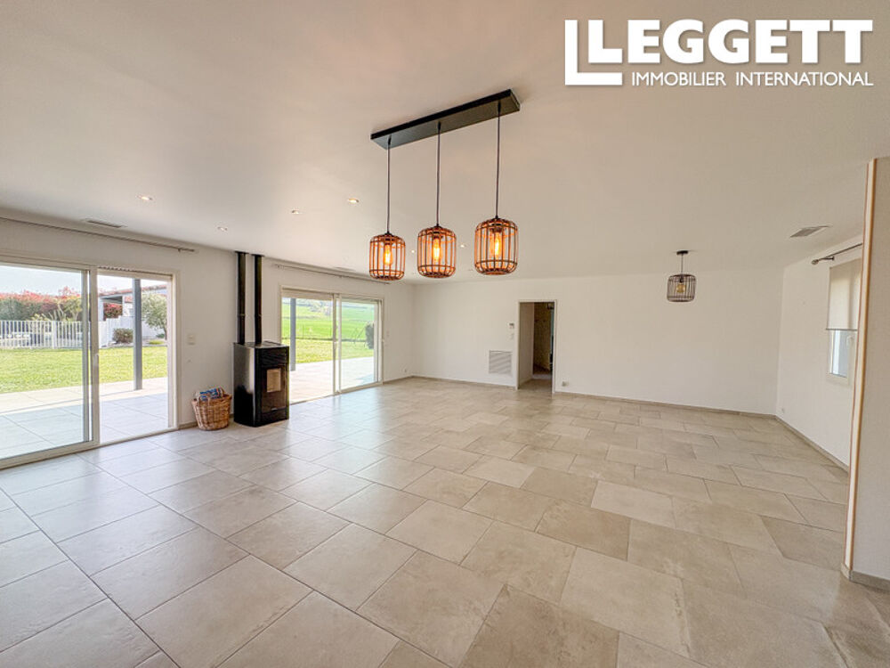 Vente Maison Élégante villa de plain-pied avec piscine, 6 chambres, jardin paysager et vue dégagée Villeneuve-lÈs-montrÉal