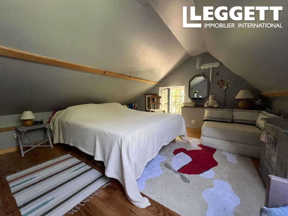 Charmante maisonnette d'une chambre idéalement présentée, située en forêt au bord de la rivière, sans voisins,