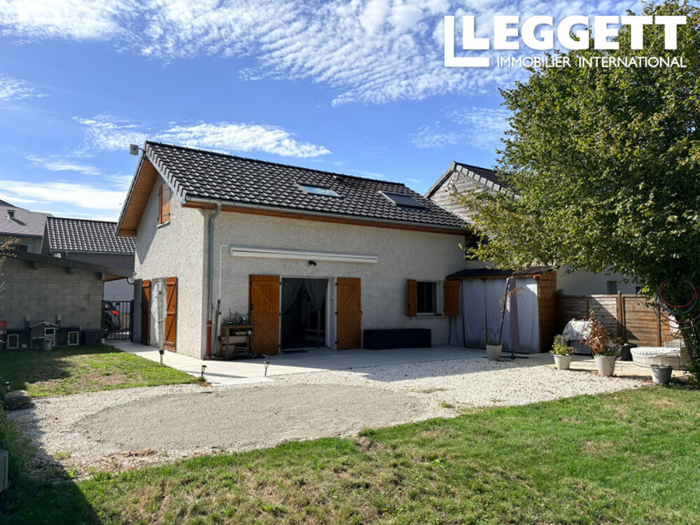 Maison moderne dans un village recherché avec vues sur les montagnes
