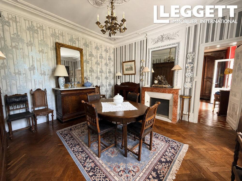Demeure majestueuse, 2 autres logements, beau terrain et piscine. Proche centre de St Christoly de Blaye