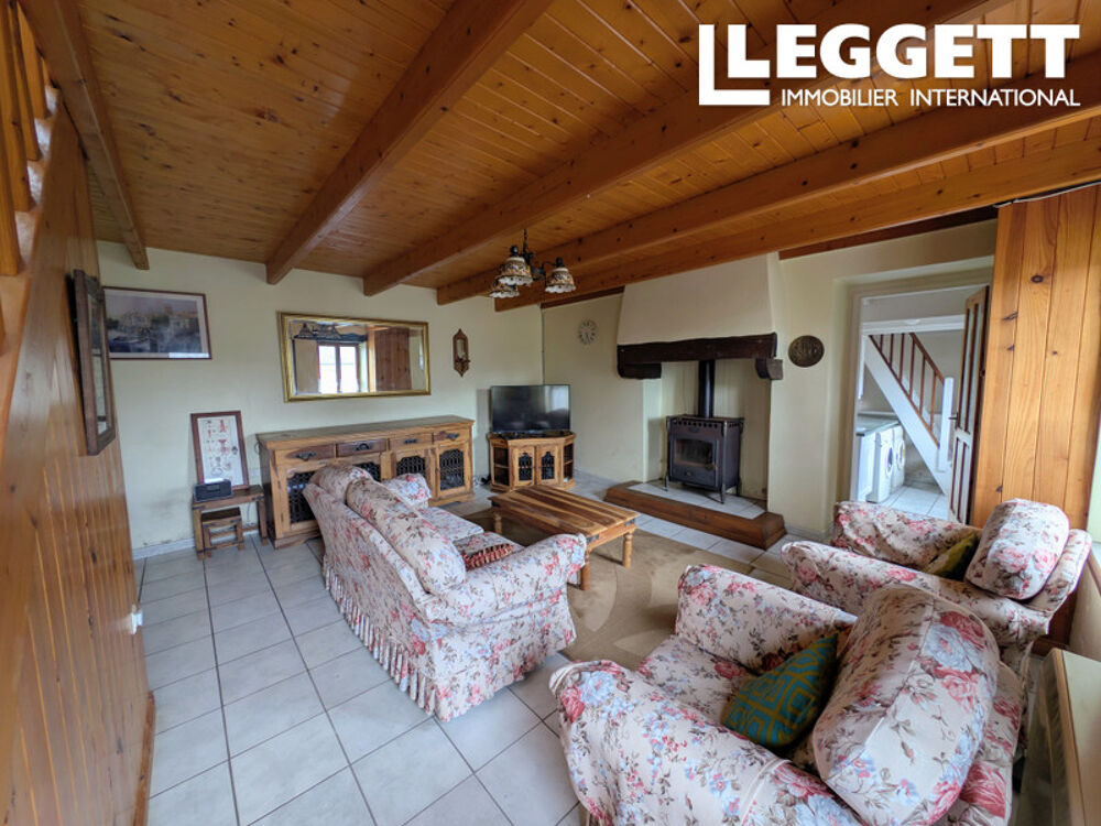 Maison étonnamment spacieuse de trois chambres au c?ur du village de Scrignac