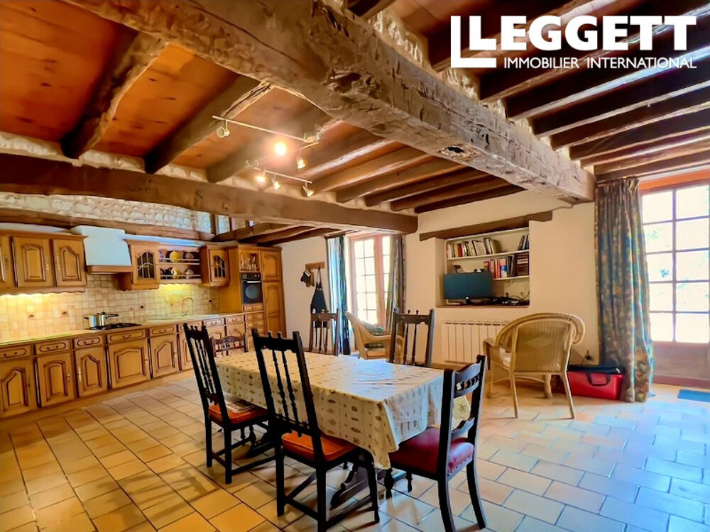 Vente Maison Belle propriété en pierre de trois chambres, proche du village, sud de la vallée de la Loire. Berrie