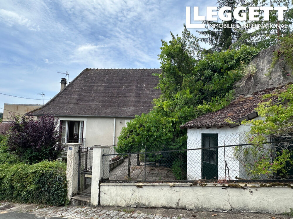 Maison en pierre du XVII-XVIIIe siècle comprenant trois chambres, située dans le charmant centre historique.