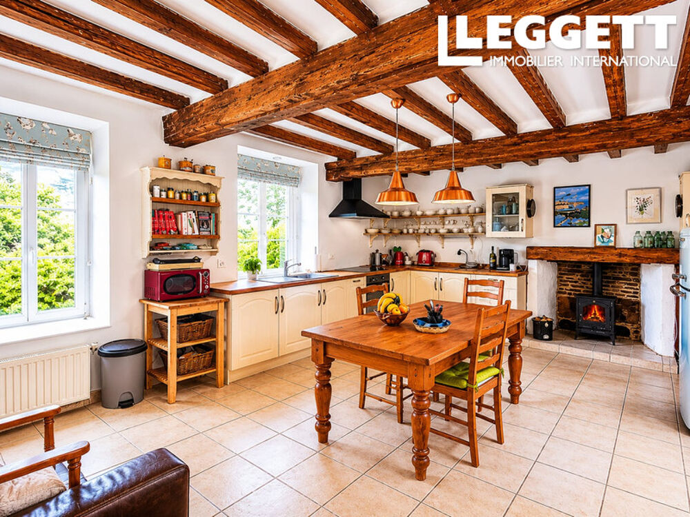 Maison en pierre rénovée 3 chambres avec vue dominante, jardin et potentiel à Brouains (Manche)