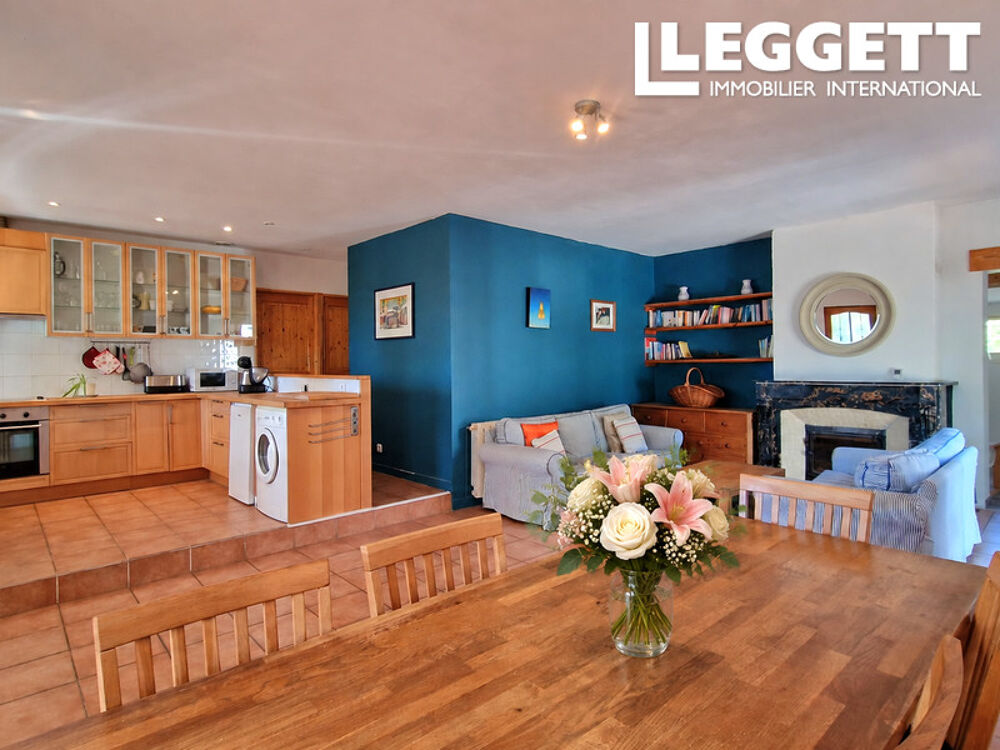 Spacieuse villa de quatre chambres située dans un cadre enchanteur, avec de charmants jardins et piscine