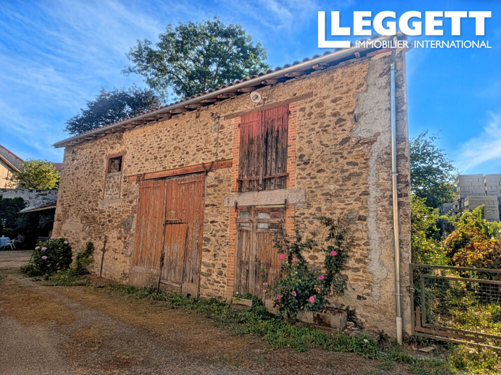 Maison de village de 5 chambres avec grange et ancien local commercial à Châlus
