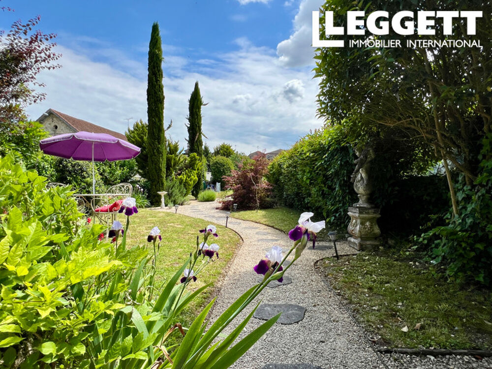 Charmante maison de village en pierre avec jardin fleuri située au c?ur d'un village animé avec commerces