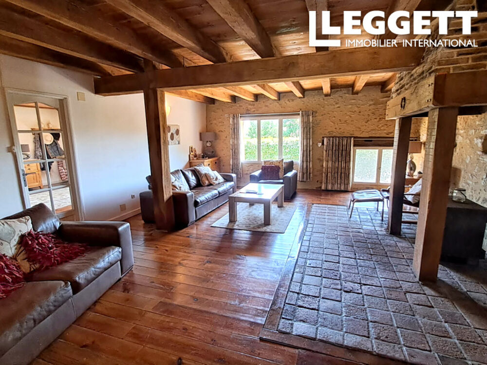 Superbe propriété de campagne avec 4 chambres, 3 salles de bain, grand jardin et piscine. Belles finitions !