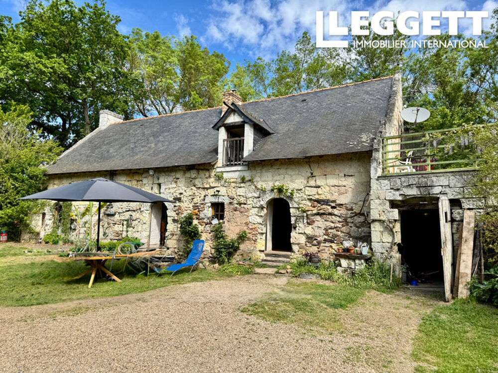 Jolie maison en pierre de 110 m² en bord de Loire avec accès privé au fleuve et amarrage.