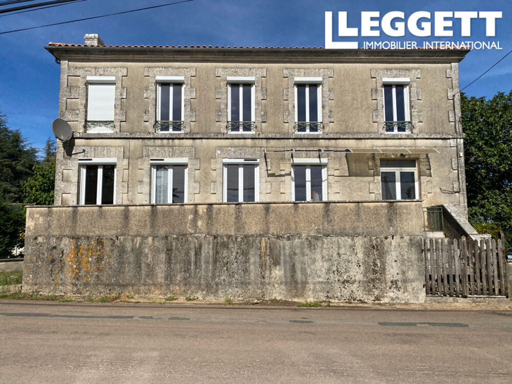 Ancienne école indépendante et spacieuse, avec 4 chambres, une grande grange et de beaux jardins.