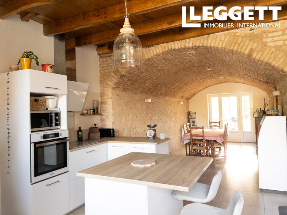 Vente Maison Un corps de ferme magnifiquement rénovée, tour du XIVe siècle, cadre enchanteur, 5 hectares de terrain avec dé Chasseneuil-sur-bonnieure