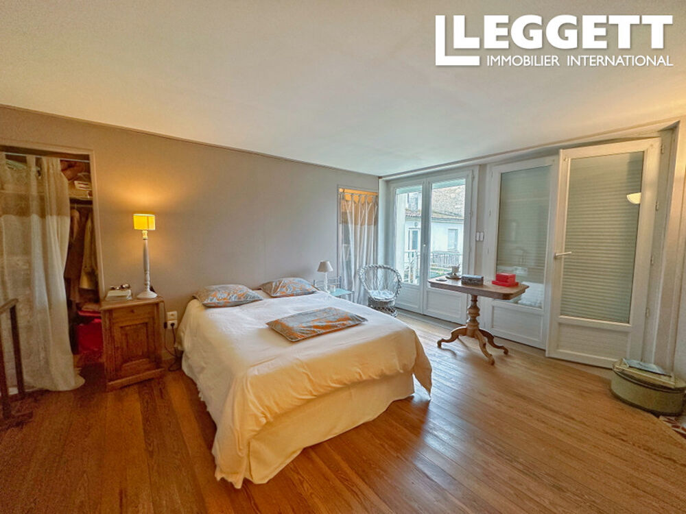 Vente Maison Spacieuse maison de village avec 3 chambres, grande grange, dépendance et joli jardin, proche des commerces. Saint-sÉverin
