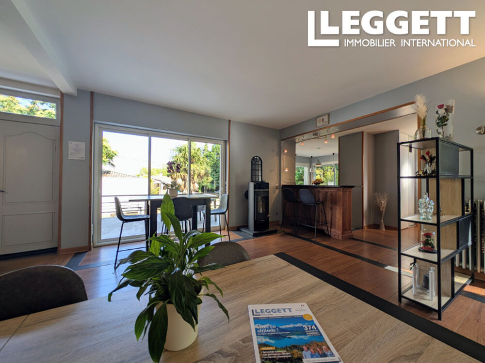 TARN:Aussillon,superbe propriété avec maison et logement annexe rénovation haut de gamme , piscine et jardin .