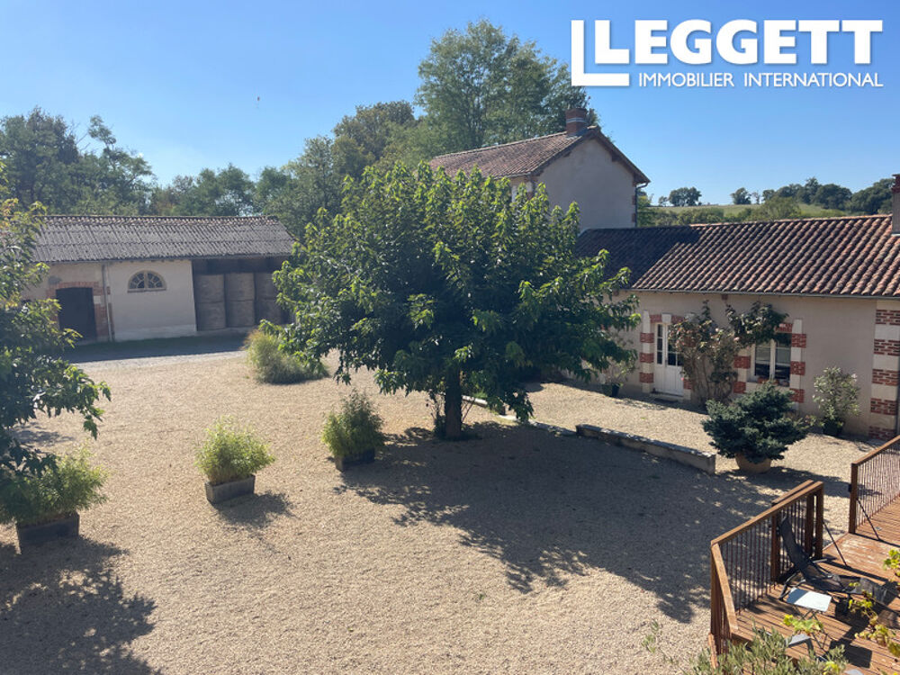 Vente Maison Superbe propriété équestre dans une belle campagne avec trois gîtes, écuries, piscine, & environ 12½ hectares Persac