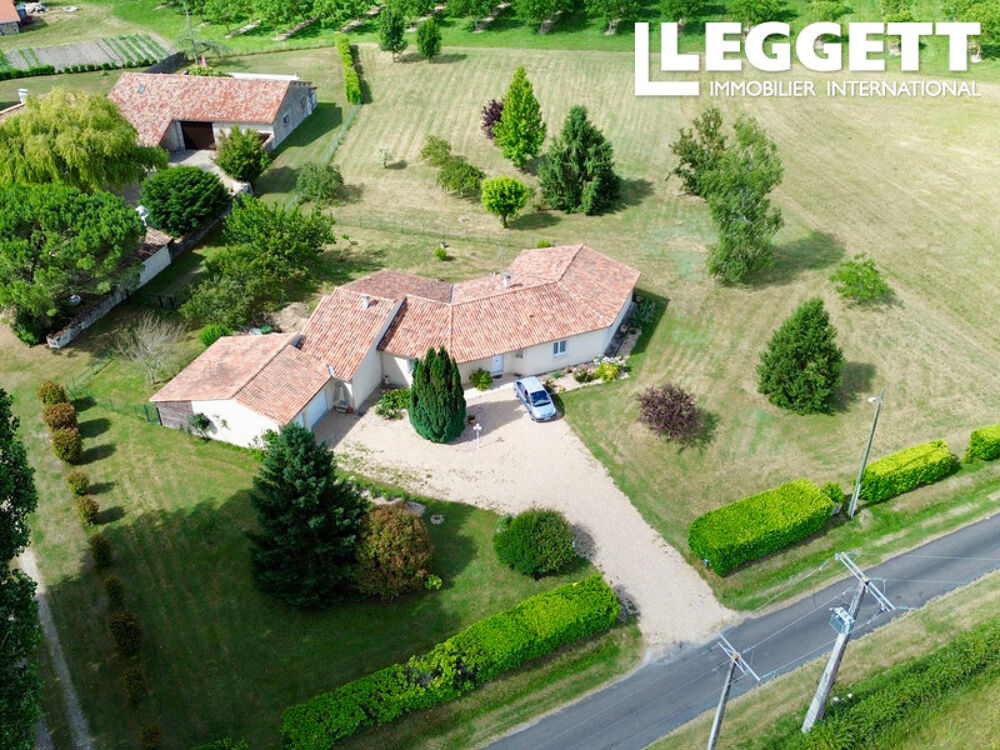 Vente Maison Une maison familiale de 4 chambres, un grand salon/salle à manger, une excellente DPE dans un grand terrain. Brie-sous-chalais