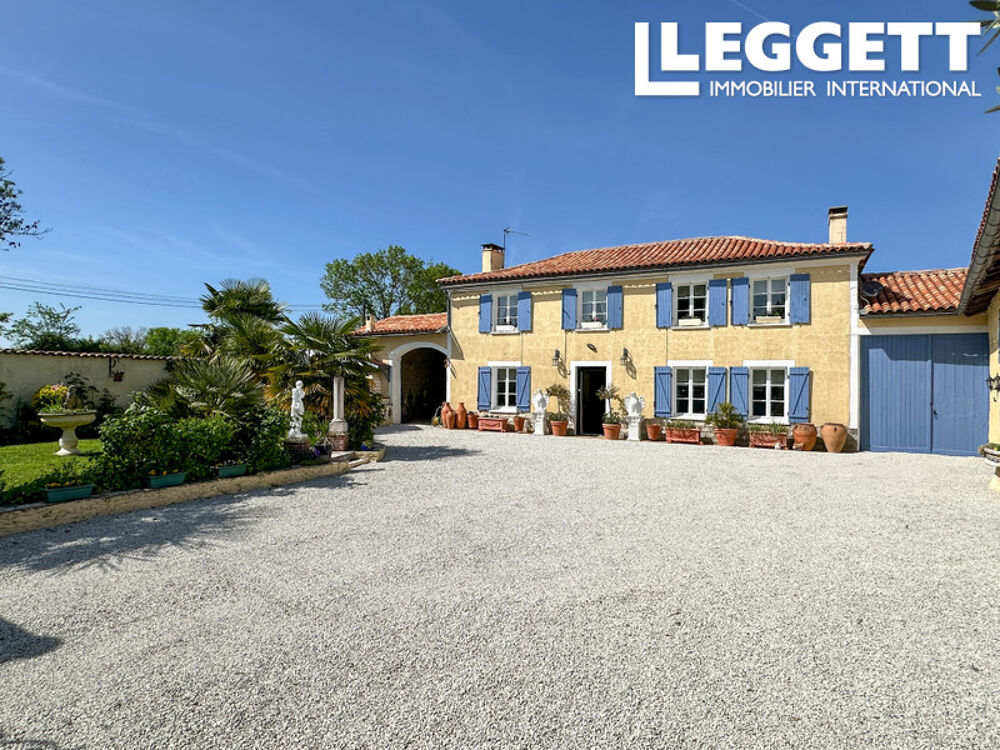 Maison individuelle de 4 chambres & 2 salles de bains. Espaces exterieur couvert, jardin et dependances .