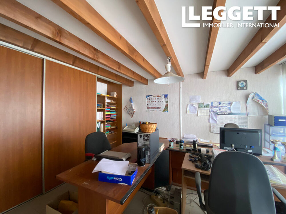Vente Maison Grand espace commercial/entrepôt avec bureaux et atelier intégrés. Façade sur rue et stationnement. Culan