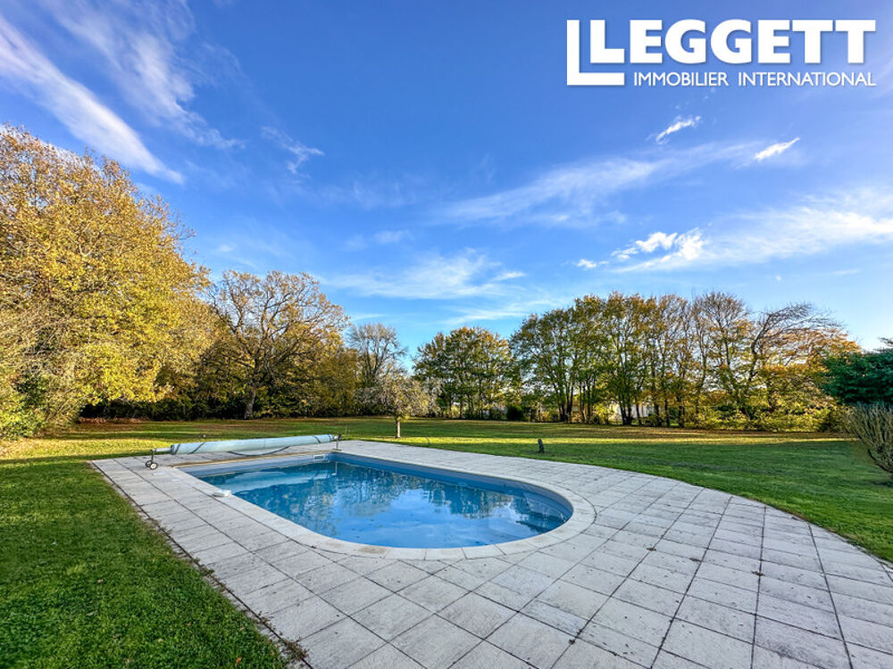 Vente Maison Maison en pierre avec piscine chauffée et jardins . 5 chambres, 2 salles de bains .<br />Proche de St Jean D'Angely Aumagne