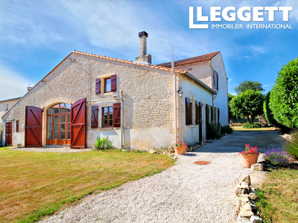 Superbe grange rénovée avec quatre chambres, trois salles de bains, jardin avec vue dégagée et grande grange