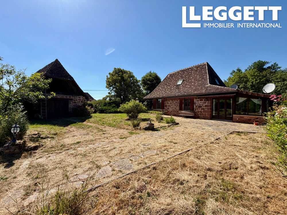 Charmante maison en pierres avec dépendance sur un terrain de 7470m2, située sur les hauteurs d'Hautefort.