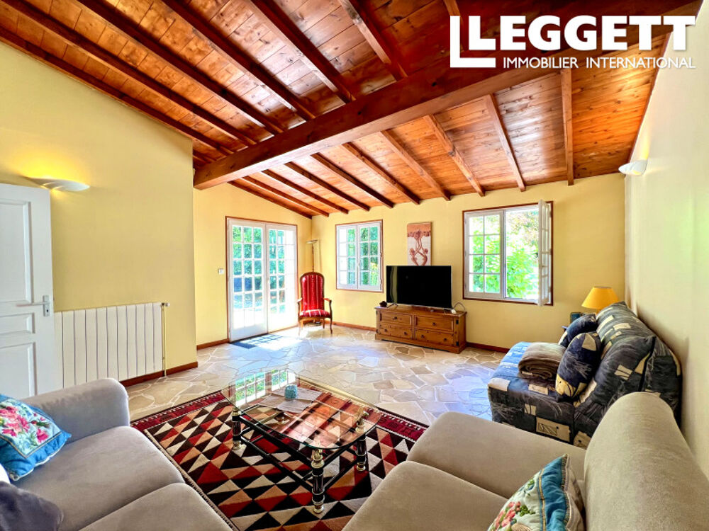 Vente Maison Maison 3 chambres, maison d'amis 4 chambres, salle de séminaire,piscine, terrain 6353m², entre Saintes/Pons. Courcoury