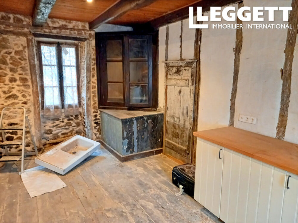 Vente Maison Maison de village comprenant 3 chambres, un salon, une cuisine, une salle de bains, jardin, terrace. Chamberet