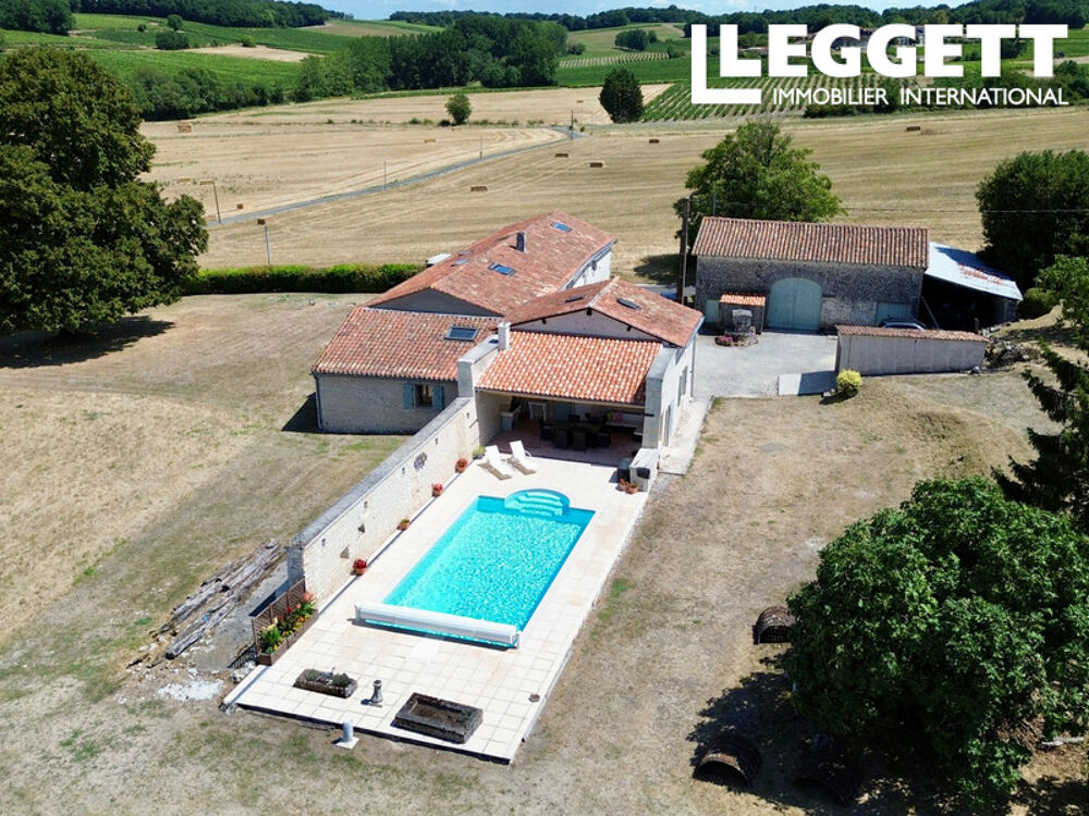Magnifique maison charentaise rénovée. 4 ch., 3 sdb, jardin, piscine chauffée et terrasse avec vues imprenable