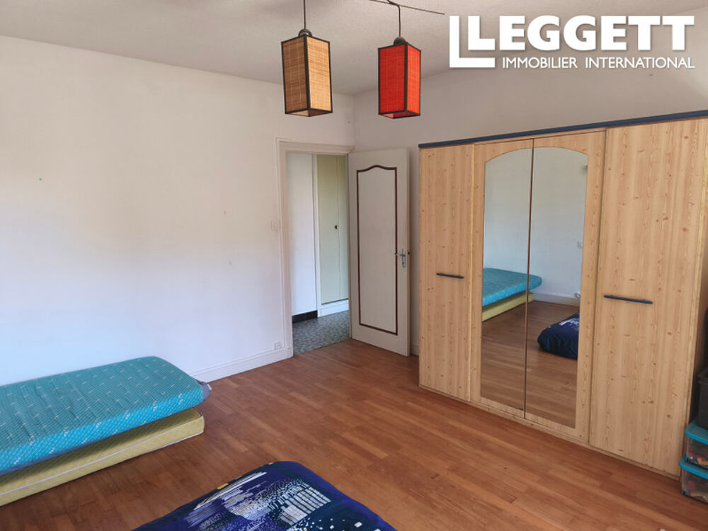 Maison composée de 4 chambres, 2 cuisines, 1 salle à manger, 2 salles de bains, 2 WC, 1 atelier