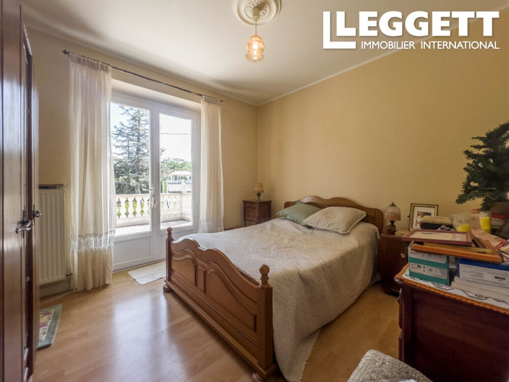 Vente Maison Pavillon 147m², 3 chambres, espace vie lumineux, garage, cave, atelier, terrain boisé et clos Puymoyen