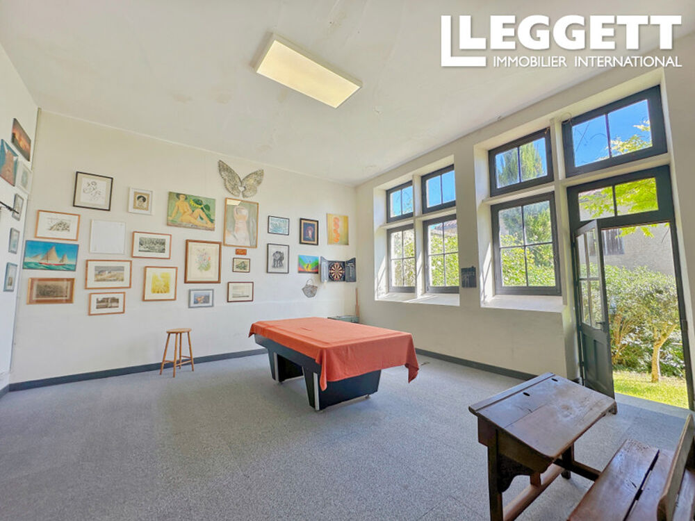Vente Maison Belle ancienne école de village avec 4 chambres, grand jardin au centre d'un village et proche des commodités. Saint-sÉverin