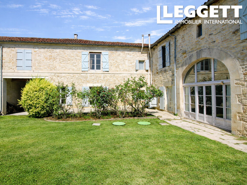 Vente Maison Belle maison de caractère de 6 chambres avec piscine chauffée, située dans un village.<br /> CharmÉ