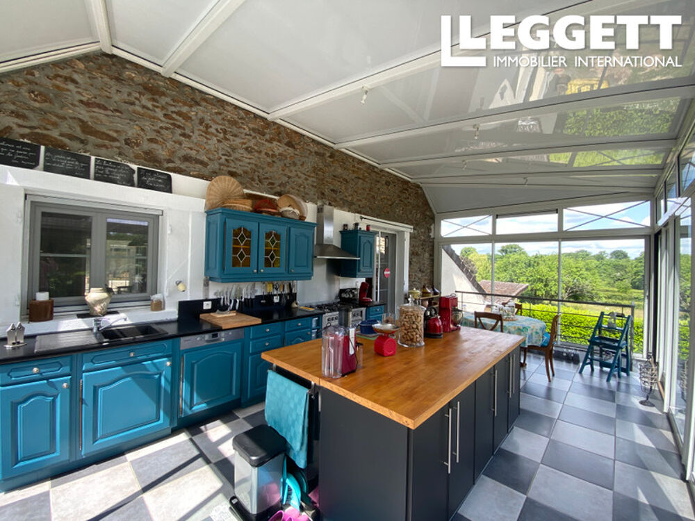Vente Maison Belle maison de campagne en pierre rénovée de 5 chambres dans de superbes jardins matures avec piscine creusée Saint-maur
