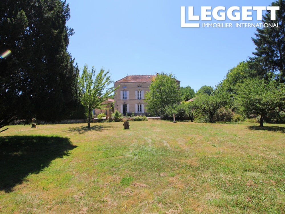 Élégante Maison de Maître Rénovée au C?ur de Dampierre sur Boutonne