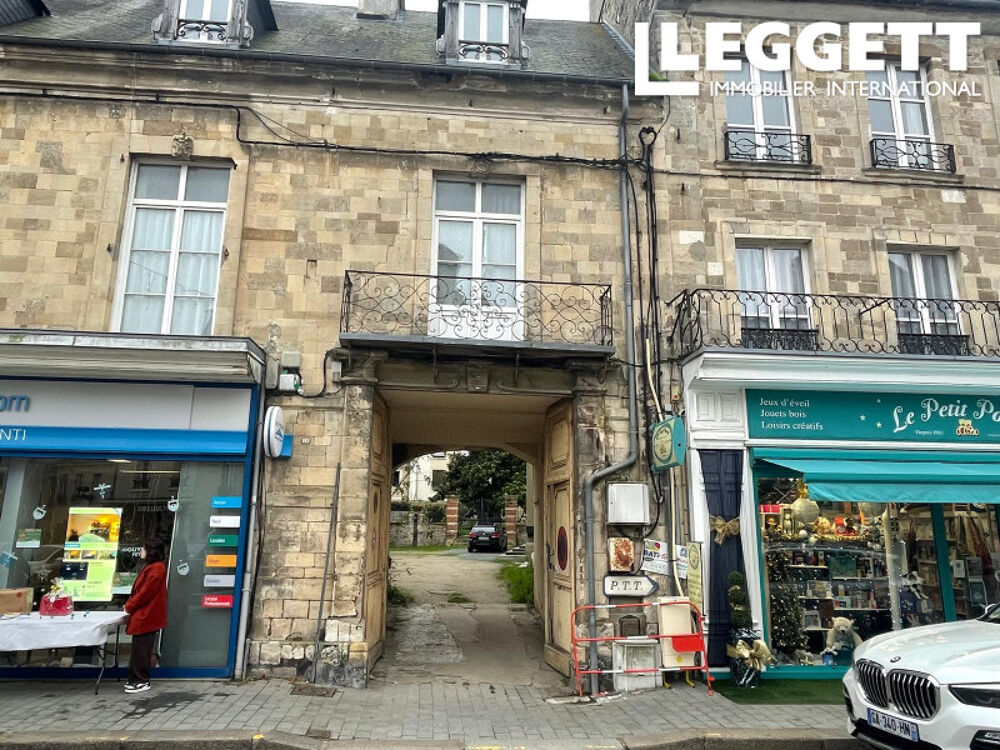 Carentan centre ville, 2 maison de ville historique dans une cour, à finir pour vivre.