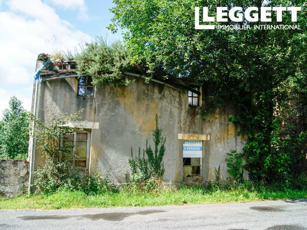 Ruine à rénover entièrement avec terrain, dans un petit hameau non loin de L'Absie. CU obtenu.