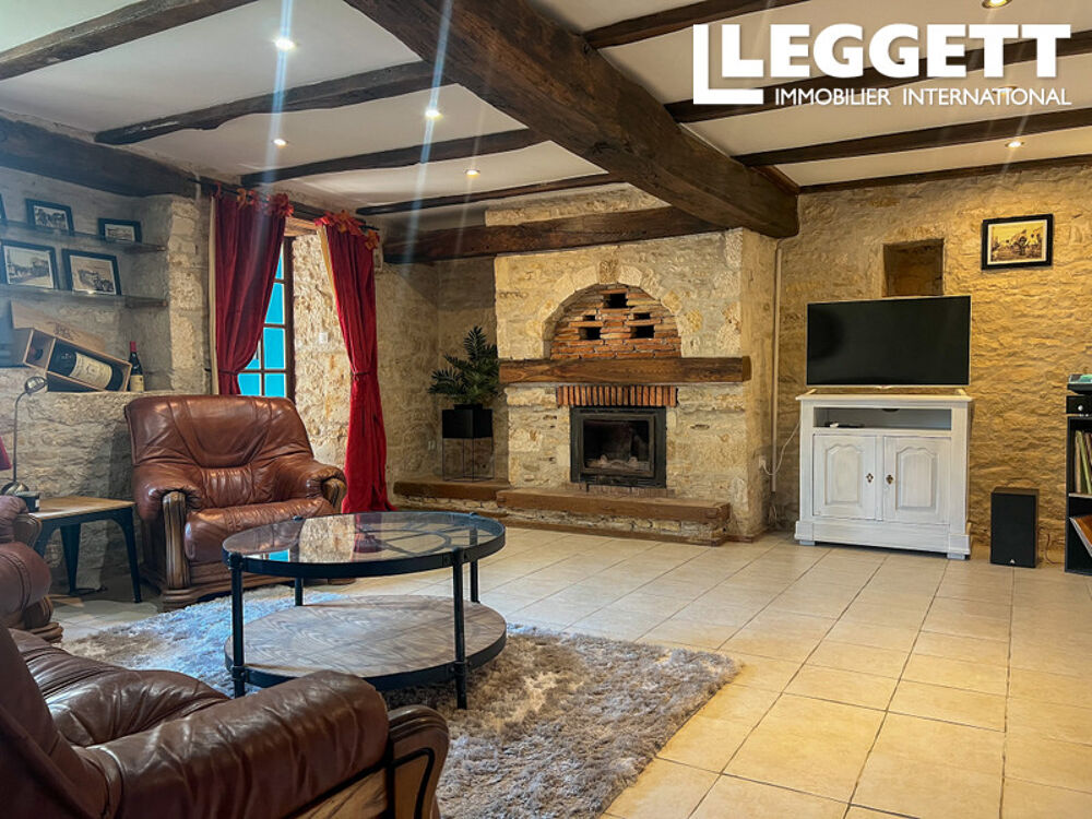 Vente Maison Charmante maison en pierre rénovée. 2 chambres. Cour. Terrasse. Stationnement. <br />Proche villages avec commerces Cellefrouin